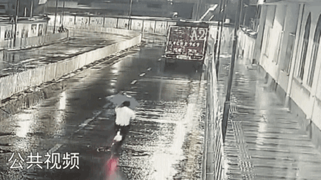 撞多车后侧翻警方：涉事司机已被控制排除酒驾麻将胡了2游戏入口深圳一50岁男子驾车连(图2)