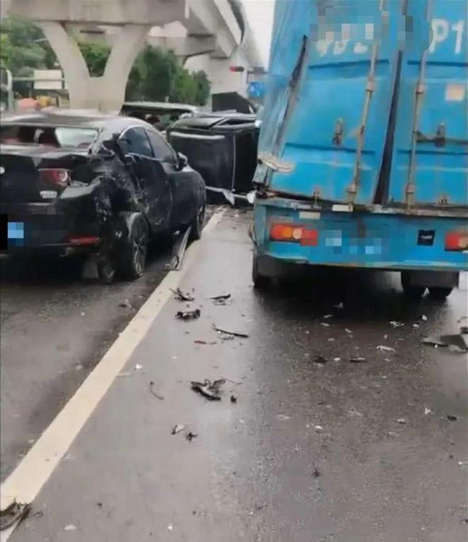 撞多车后侧翻警方：涉事司机已被控制排除酒驾麻将胡了2游戏入口深圳一50岁男子驾车连(图8)